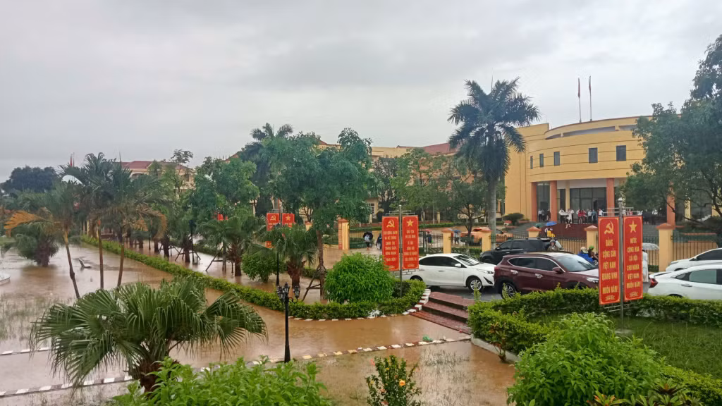 Nước lũ dâng cao gây ngập úng cục bộ khu vực trụ sở Đảng uỷ xã Quảng Hà.