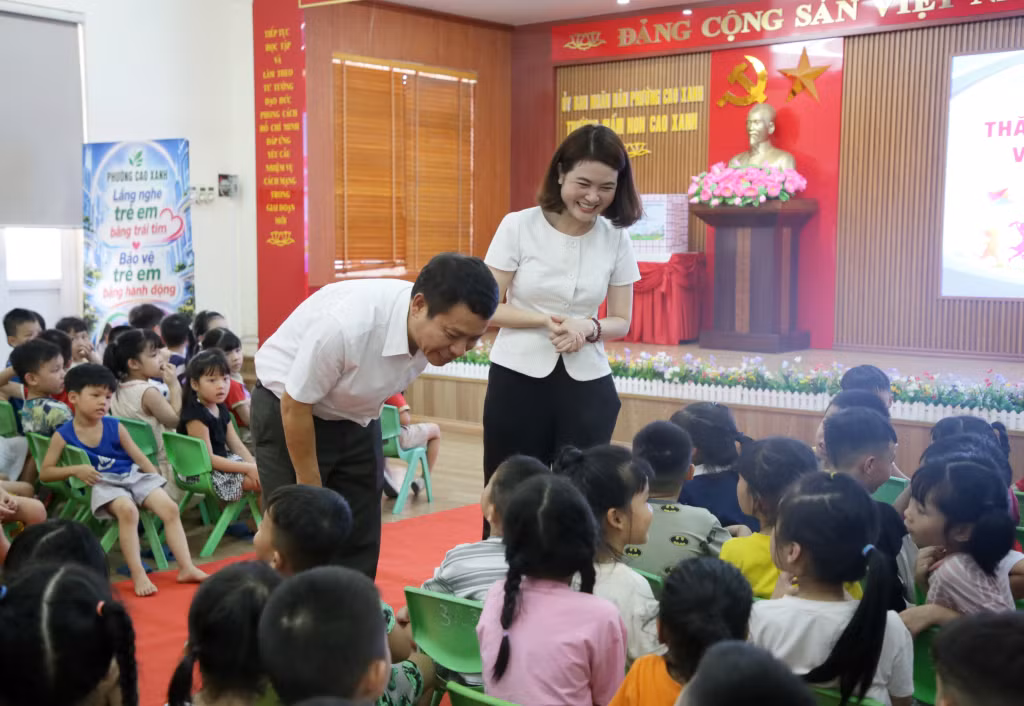 Các đồng chí lãnh đạo ân cần thăm hỏi các cháu thiếu nhi.