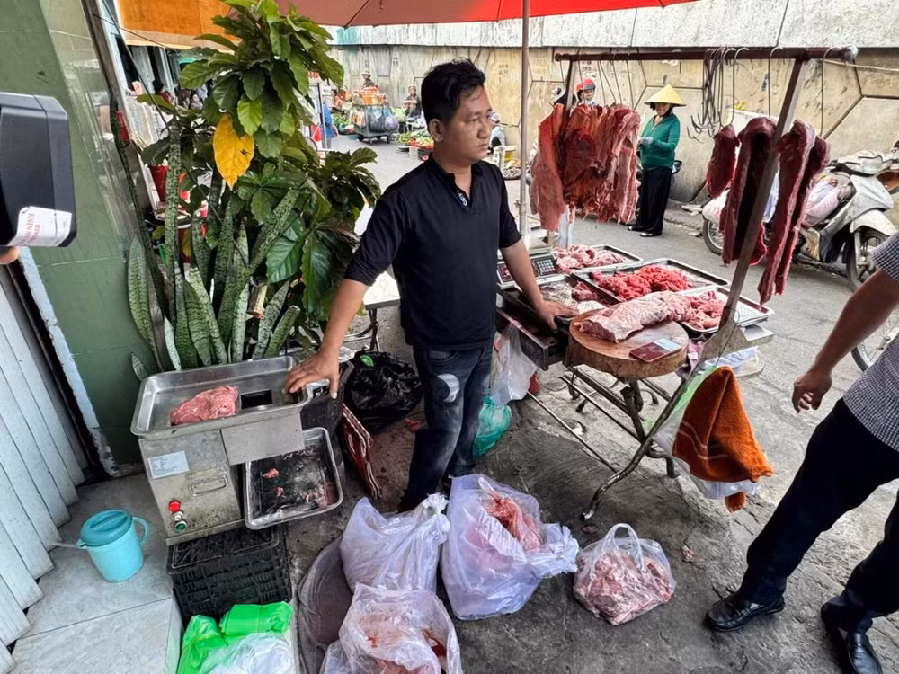 Đối tượng Nguyễn Văn Thái tại cửa hàng bán hằng ngày.