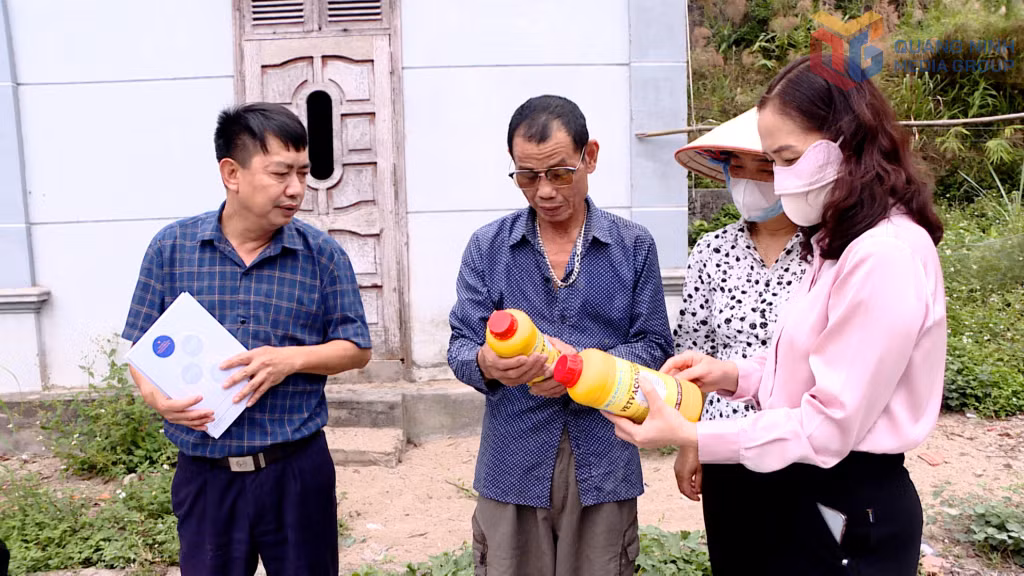 Chi cục Chăn nuôi & Thú y tỉnh xuống hỗ trợ chuyên môn và tuyên truyền cho các hộ chăn nuôi ở Đặc khu Vân Đồn.