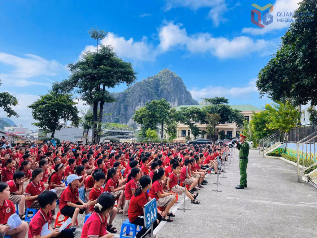 Trường Tiểu học Trần Quốc Toản (phường Hạ Long) phối hợp với Công an phường Hạ Long tổ chức tuyên truyền về "An toàn giao thông và an toàn trên không gian mạng".