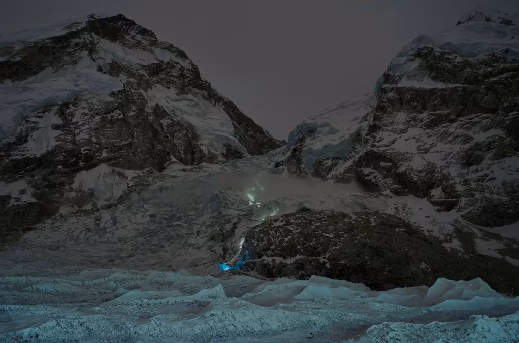Nhìn từ trại nền Everest, ánh đèn trên mũ đội đầu của các nhà leo núi tạo thành một dải sáng khi họ chinh phục đỉnh Everest ở Nepal. Ảnh: AP