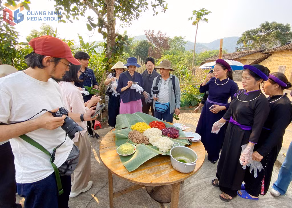 Chuyên gia JICA quan tâm tới những giá trị văn hóa, tài nguyên du lịch độc đáo của các địa phương vùng cao, từ đó hướng dẫn cặn kẽ người dân thúc đẩy phát triển sản phẩm du lịch cộng đồng.