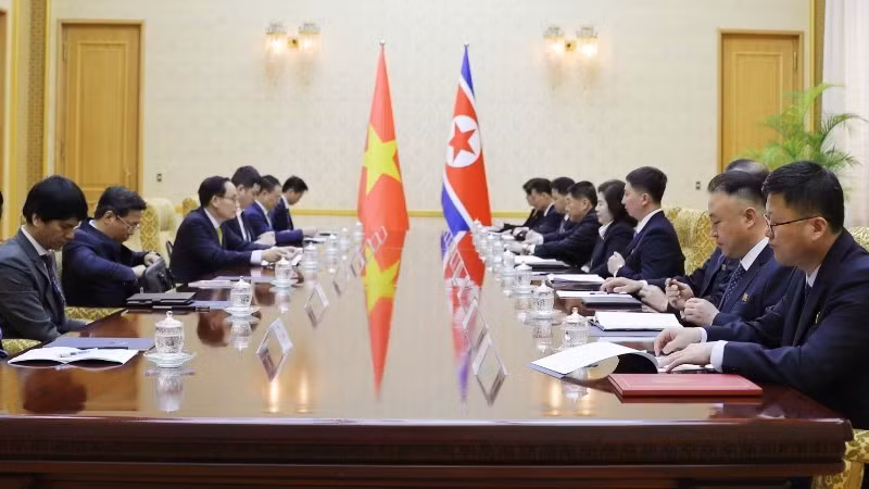 Quang cảnh hội đàm giữa Ủy viên Bộ Chính trị, Bộ trưởng Ngoại giao Việt Nam Lê Hoài Trung và Ủy viên Bộ Chính trị, Bộ trưởng Ngoại giao Triều Tiên Choe Son Hui. (Ảnh: TTXVN)