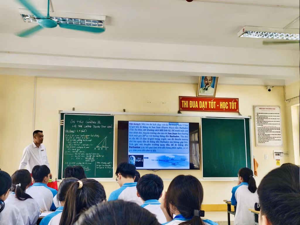Tiết học sôi nổi của thầy Vũ Văn Hảo (TTCM Toán - Tin) tại lớp 10A1 Trường THPT Quảng Hà, xã Quảng Hà.