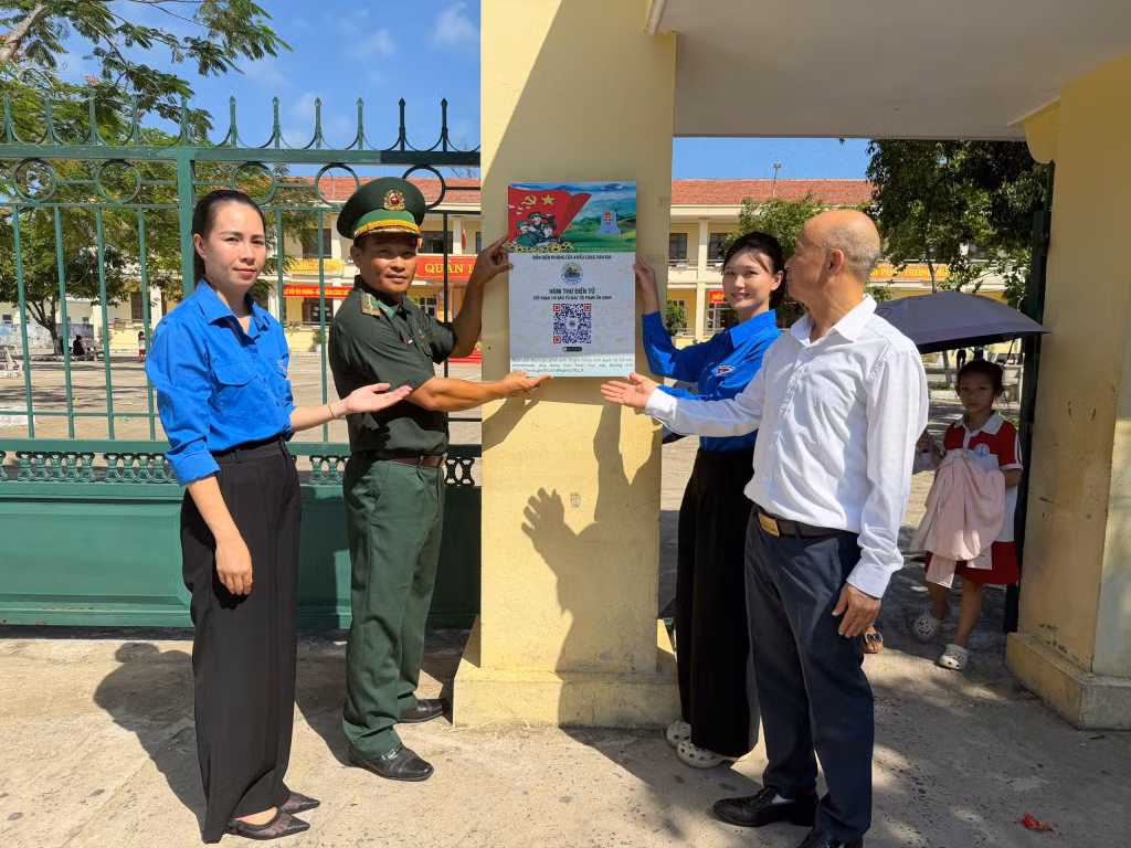 Đồn BPCK cảng Vạn Gia đã lồng ghép tuyên truyền hướng dẫn cho cán bộ, giáo viên và học sinh Trường Tiểu học và THCS Vĩnh Thực về hòm thư điện tử tiếp nhận tin báo, tố giác tội phạm ẩn danh thông qua mã QR code.