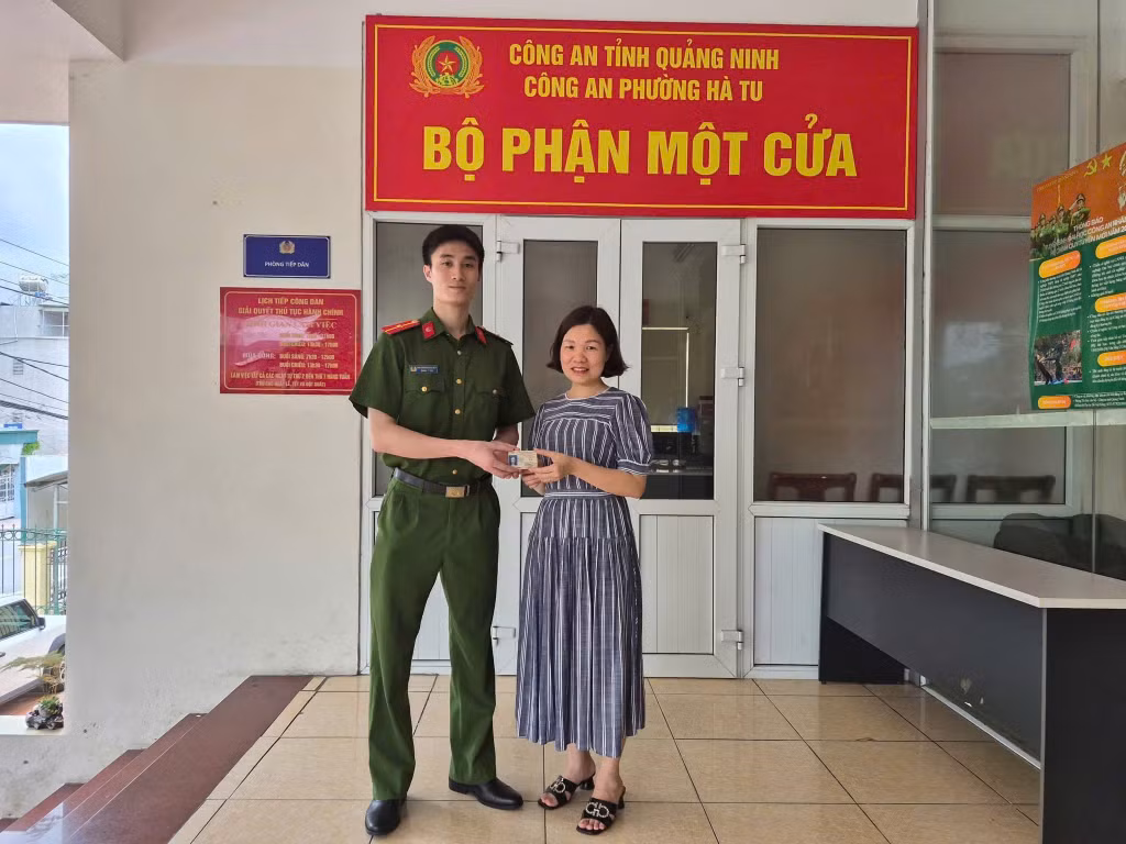Công an phường Hà Tu trao trả giấy tờ bị mất cho người dân.
