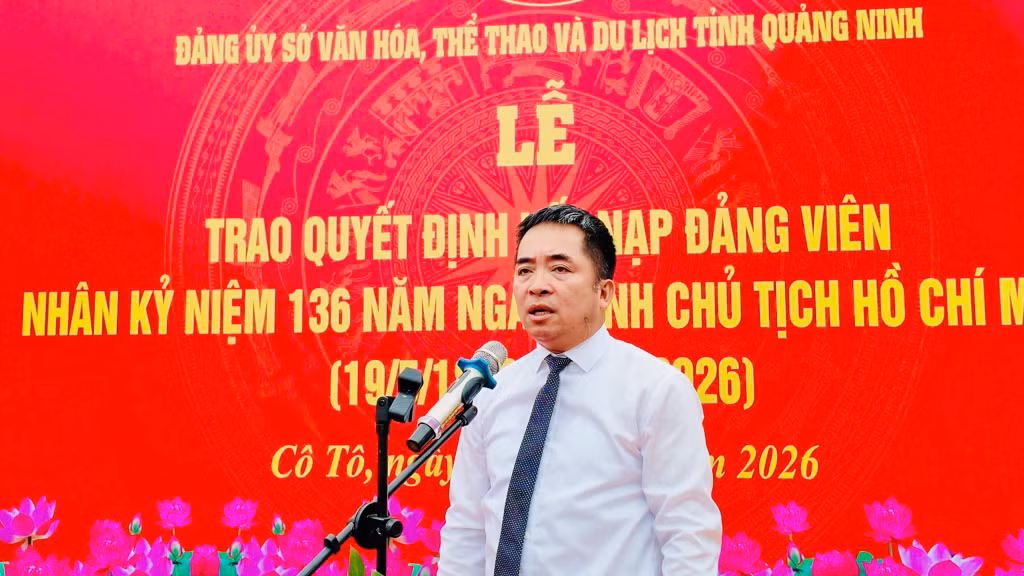 Đồng chí Nguyễn Thanh Tùng – Phó Bí thư Đảng ủy, Phó Giám đốc Sở Văn hóa, Thể thao và Du lịch phát biểu chúc mừng và giao nhiệm vụ cho các đảng viên mới