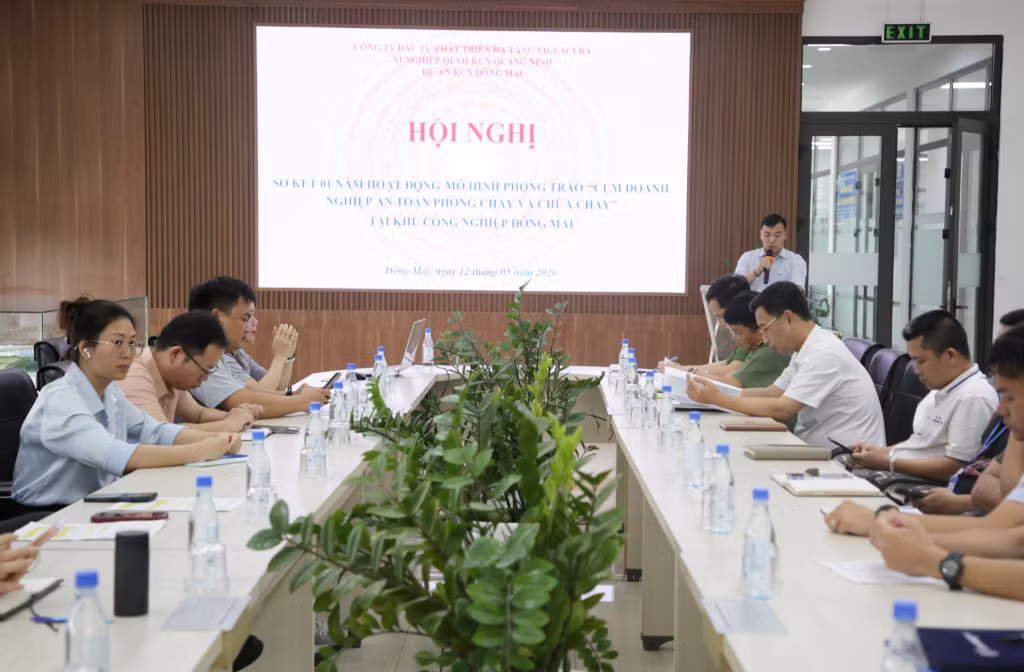 Đại diện đơn vị quản lý KCN Đông Mai báo cáo hoạt động mô hình sau 1 năm triển khai.