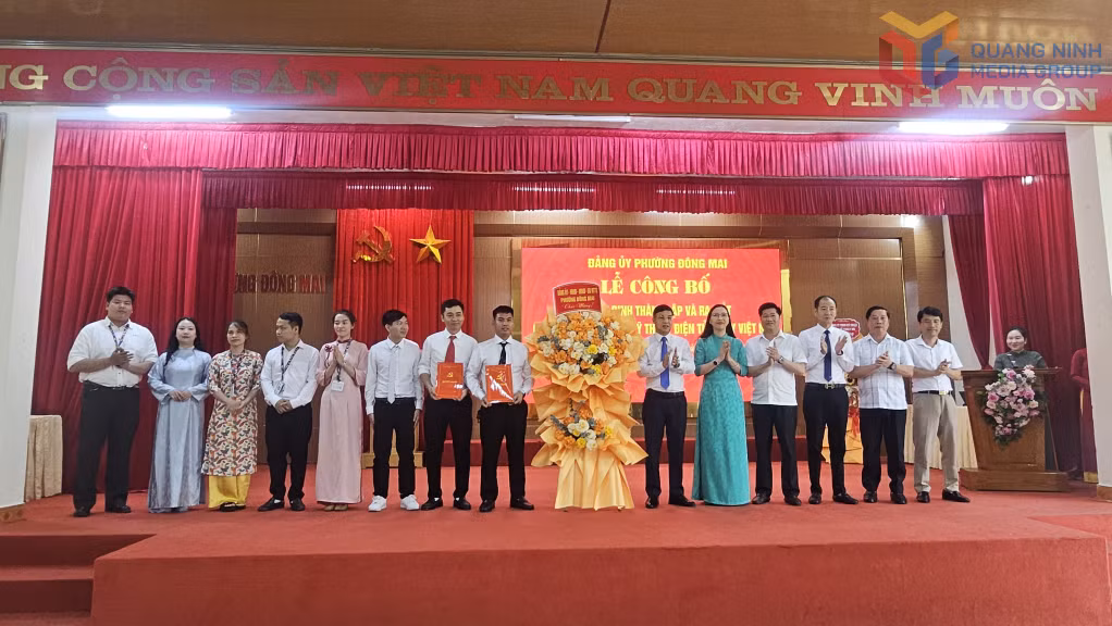 Đảng ủy phường Đông Mai trao quyết định thành lập Chi bộ Công ty TNHH Kỹ thuật điện tử Tonly Việt Nam.