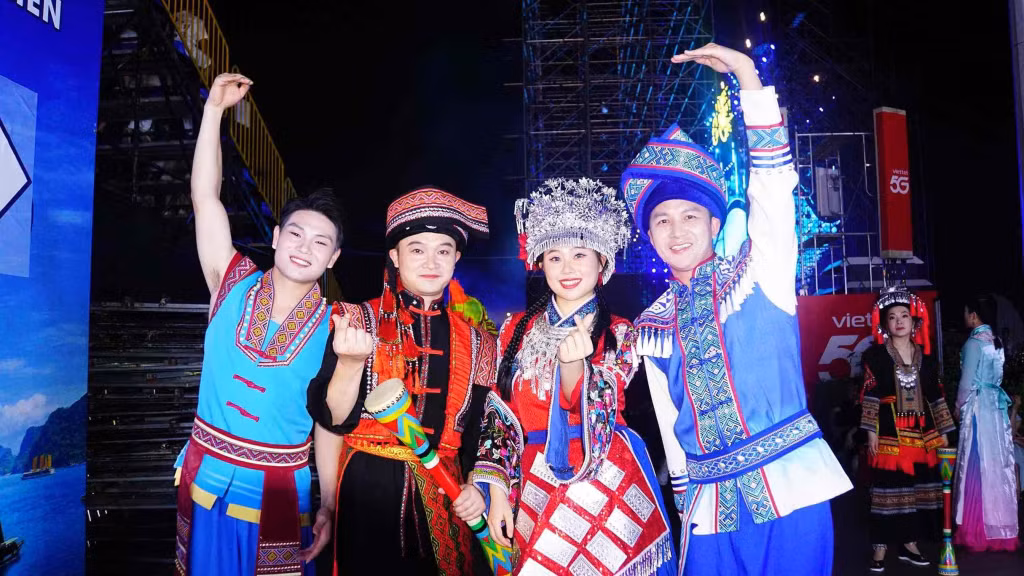 Đoàn nghệ thuật Quảng Tây trước phần trình diễn.