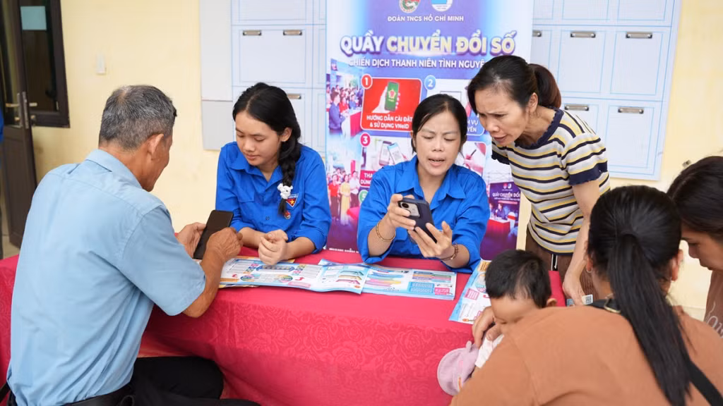Đoàn viên xã Đông Ngũ hỗ trợ người dân cài đặt ứng dụng VNeID mức độ 2.