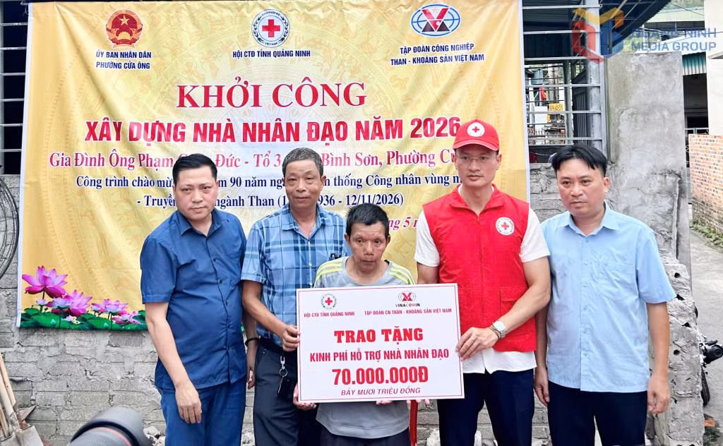 Lãnh đạo Hội Chữ thập đỏ tỉnh và chính quyền địa phương trao kinh phí của Tập đoàn Công nghiệp Than - Khoáng sản Việt Nam hỗ trợ xây dựng nhà với cho gia đình ông Phạm Công Đức (Khu Bình Sơn, phường Cửa Ông).