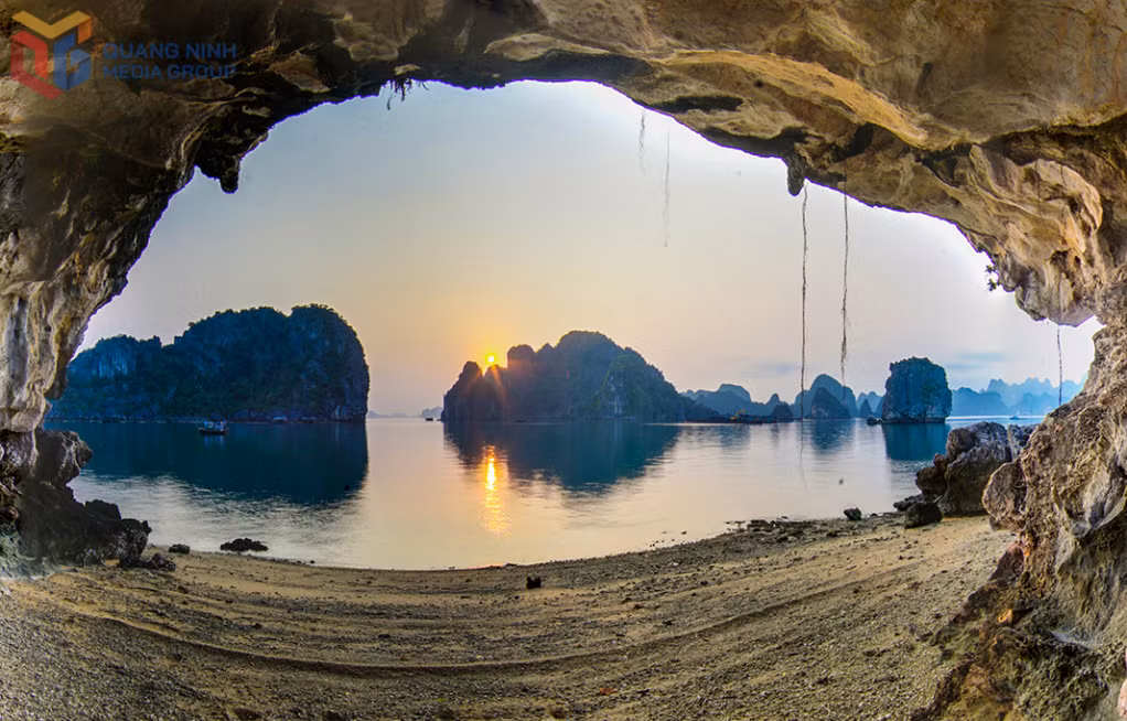 Nhìn qua một kẽ đá tự nhiên từ khu vực Vụng Hà, các dãy núi đá hiện lên sừng sững, mang lại cảm giác bình yên và tĩnh tại.