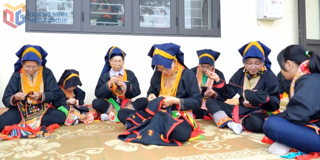 Phụ nữ người Dao thôn Đồng Quặng (xã Thống Nhất) gìn giữ, phát huy giá trị văn hoá từ việc thêu trang phục truyền thống.