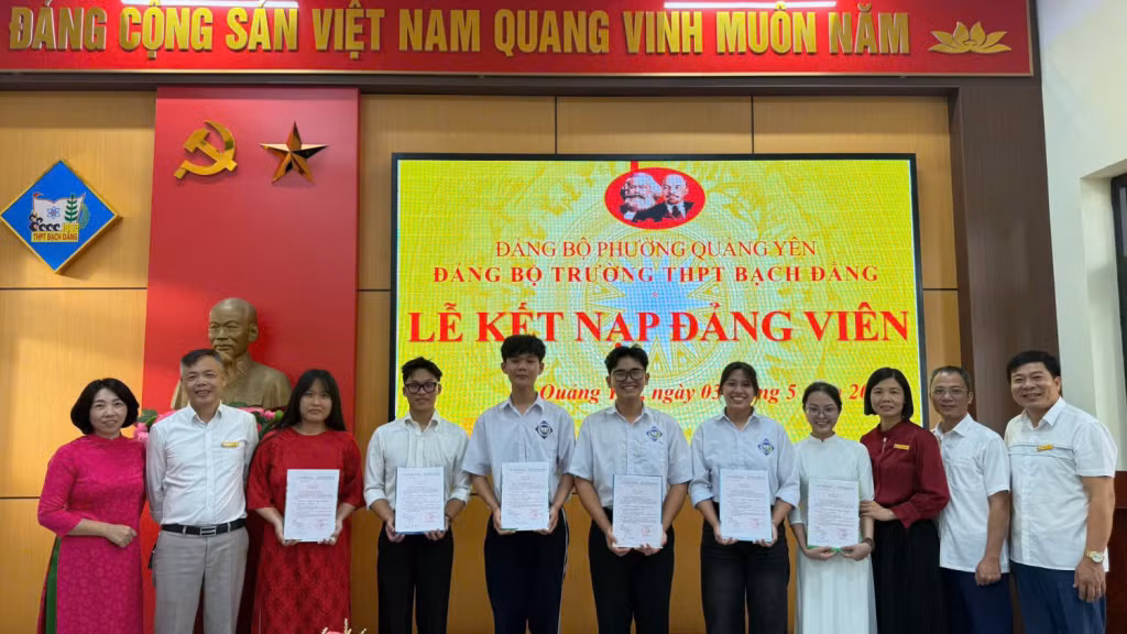 Đảng bộ Trường THPT Bạch Đằng kết nạp đảng viên. 