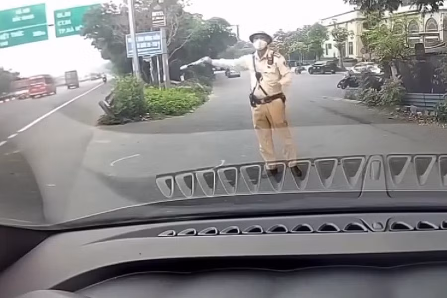 CSGT yêu cầu tài xế đỗ xe vào nơi an toàn để làm việc. Ảnh chụp màn hình
