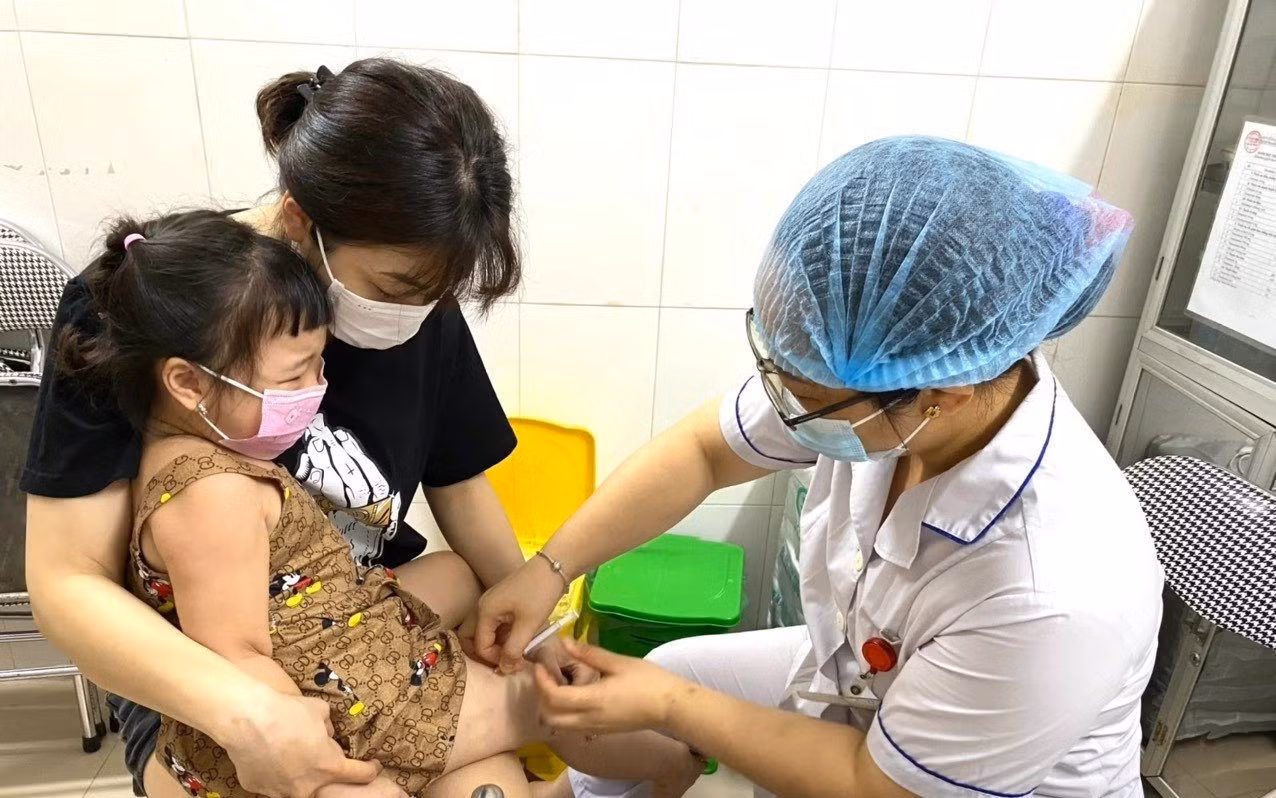 Tiêm chủng vắc xin cho trẻ trong chương trình tiêm chủng mở rộng.