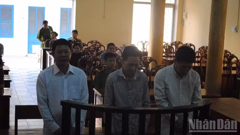 Một nhóm bị cáo ở tỉnh An Giang trong vụ lừa đảo bán đá thiên thạch hầu tòa
