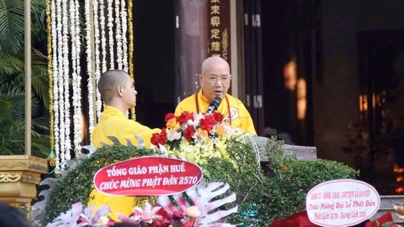 Hòa thượng Thích Khế Chơn tuyên đọc Thông điệp Đại lễ Phật đản Phật lịch 2570 của Đức Pháp chủ Giáo hội Phật giáo Việt Nam.