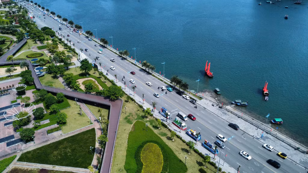 Tuyến đường bao biển Trần Quốc Nghiễn đông phương tiện, phục vụ nhu cầu đi lại của người dân, du khách thưởng ngoạn cảnh đẹp Vịnh Hạ Long cùng với những cánh buồm đỏ thắm.