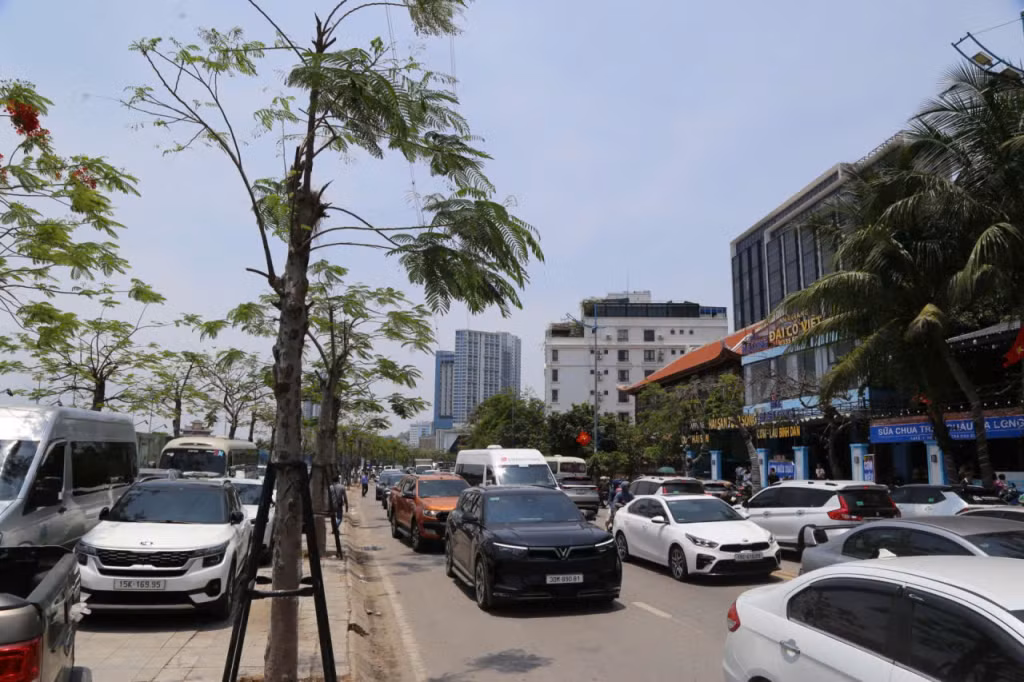 Nhiều tuyến đường chính dẫn đến khu du lịch, bến cảng tại Bãi Cháy có mật độ phương tiện cao nhưng không xảy ra ùn tắc kéo dài...