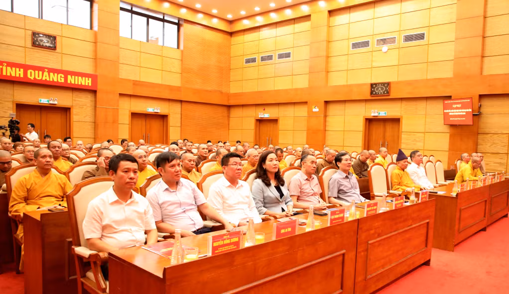 Các đồng chí lãnh đạo tỉnh cùng các hòa thượng, thượng tọa, đại đức, ni sư, các vị chức sắc trong Giáo hội Phật giáo tỉnh dự buổi gặp mặt.