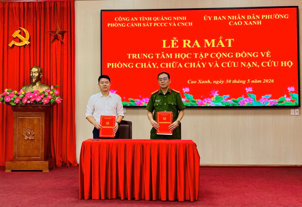 Lãnh đạo phòng Cảnh sát PCCC&CNCH (Công an tỉnh) và lãnh đạo UBND phường Cao Xanh ký kết kế hoạch phối hợp về tổ chức các hoạt động của Trung tâm.