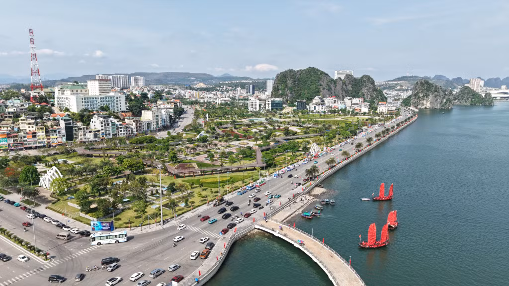 Đoàn xe diễn diễu được tập kết tại khu vực đường bao biển Hạ Long chuẩn bị diễu hành qua các tuyến phố.