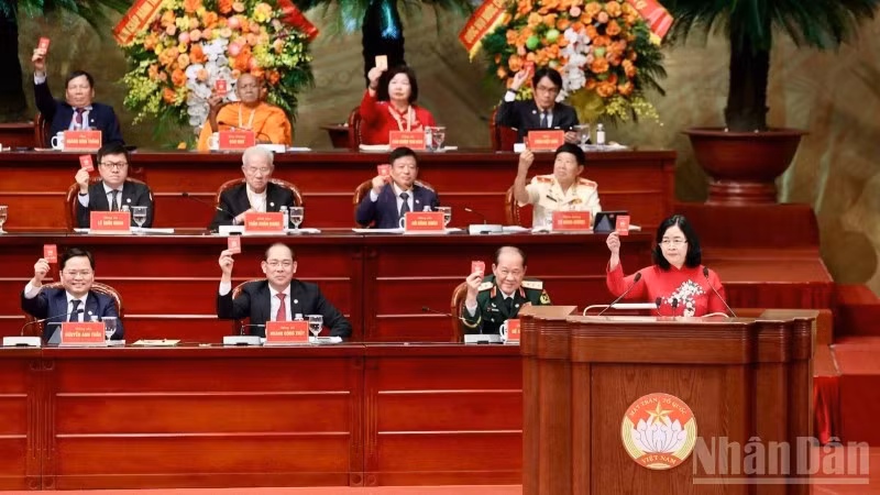 Các đại biểu thực hiện quy trình hiệp thương tại Đại hội.