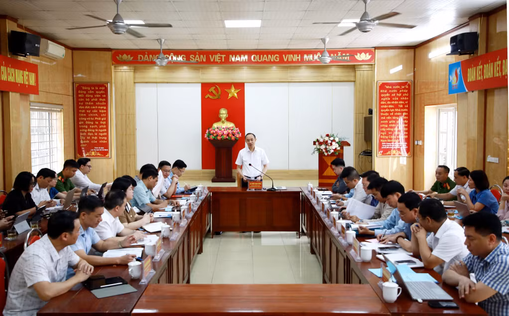 Đồng chí Dương Mạnh Cường, Ủy viên Ban Thường vụ Tỉnh ủy, Chánh Văn phòng Tỉnh ủy, phát biểu tại buổi làm việc.
