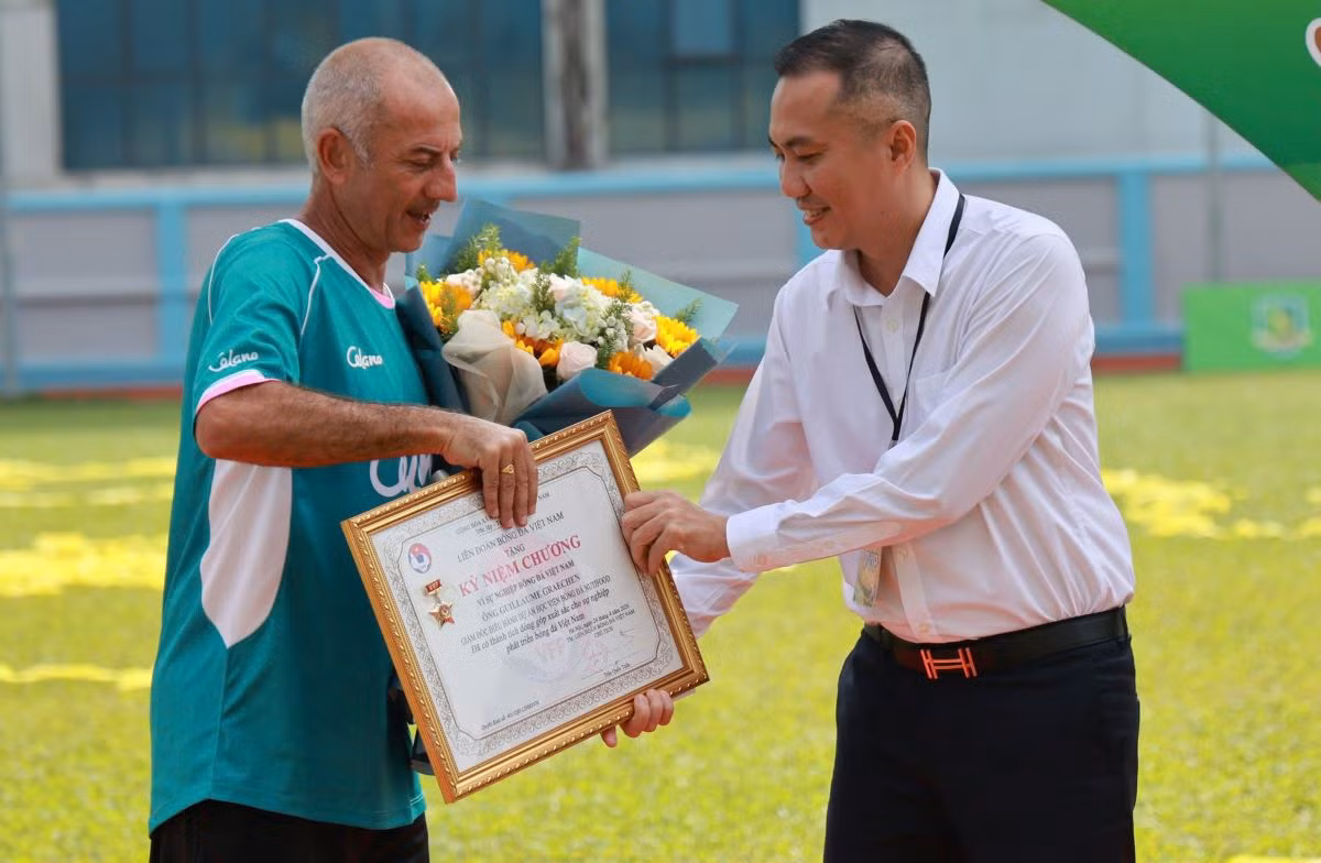 Phó Chủ tịch VFF Nguyễn Xuân Vũ vinh danh những đóng góp của huấn luyện viên Graechen cho bóng đá trẻ Việt Nam. Ảnh: Đăng Nguyễn