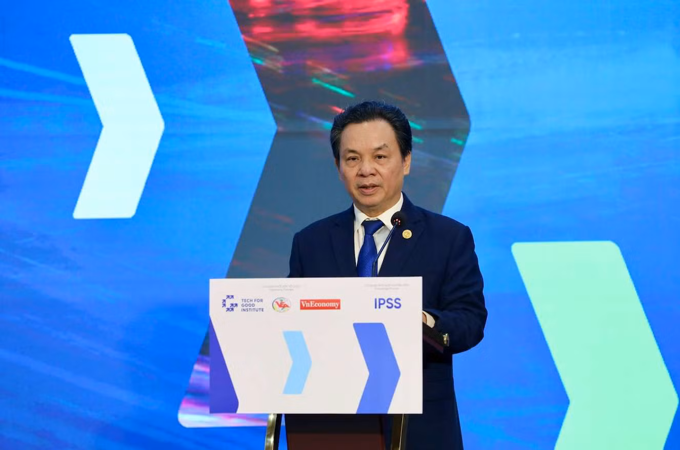 GS.TS Hoàng Văn Cường nhấn mạnh, ứng dụng AI và phát triển giao thông thông minh có thể giúp chúng ta tối ưu hóa luồng giao thông, giảm ùn tắc tai nạn, nâng cao hiệu quả quản lý vận hành hạ tầng, giảm phát thải và hướng tới giao thông xanh. Ảnh: VEA