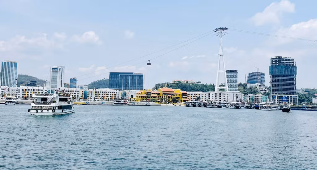 Cảng tàu khách quốc tế Hạ Long tấp nập tàu đưa khách tham quan Vịnh Hạ Long.