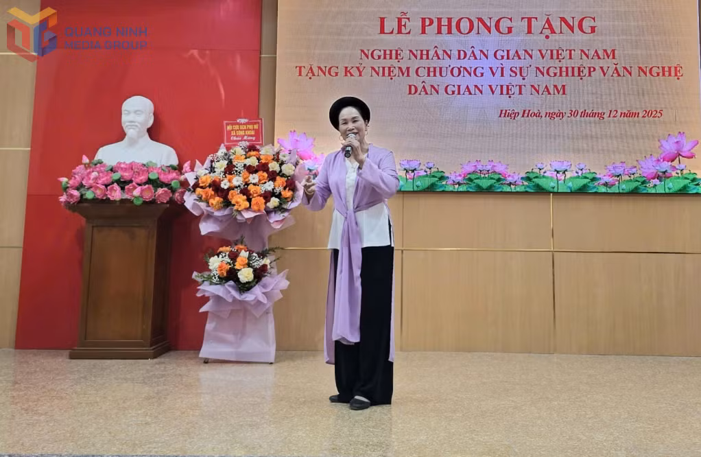 Nghệ nhân Vũ Thị Nhàn biểu diễn hát đúm trên sân khấu.
