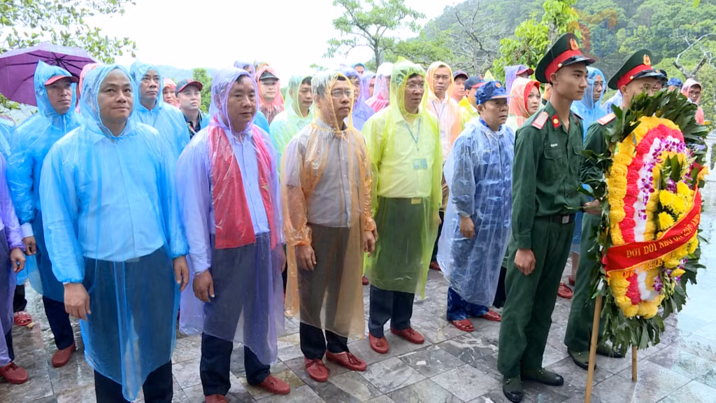 Đoàn công tác dâng hương, dâng hoa tưởng niệm các anh hùng liệt sĩ tại Đài tưởng niệm các Anh hùng liệt sĩ trên đảo Hòn Mê (tỉnh Thanh Hóa).