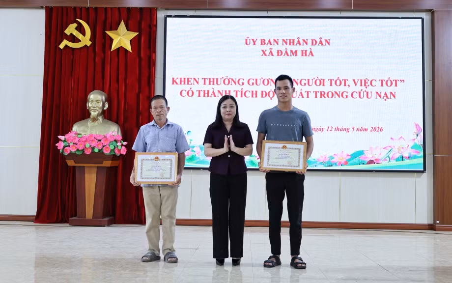 Lãnh đạo xã Đầm Hà trao tặng Giấy khen gương “Người tốt, việc tốt” của UBND xã cho ông Trần Văn Sùng và ông Đặng Văn Kiên.