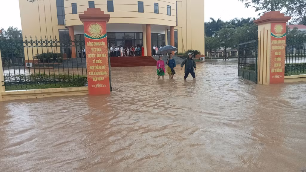Do bị ngập úng nên hội nghị đang tổ chức tại Trung tâm tổ chức hội nghị xã Quảng Hà phải dừng lại.