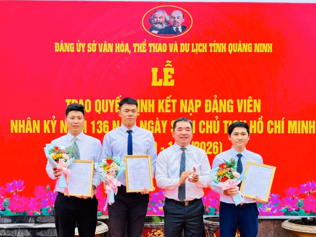 Đảng ủy Sở Văn hóa, Thể thao và Du lịch trao Quyết định kết nạp Đảng viên mới cho 03 quần chúng ưu tú thuộc Đảng bộ bộ phận Trung tâm Huấn luyện và Thi đấu thể thao tỉnh và Đảng bộ bộ phận Bảo tàng – Thư viện tỉnh. 
