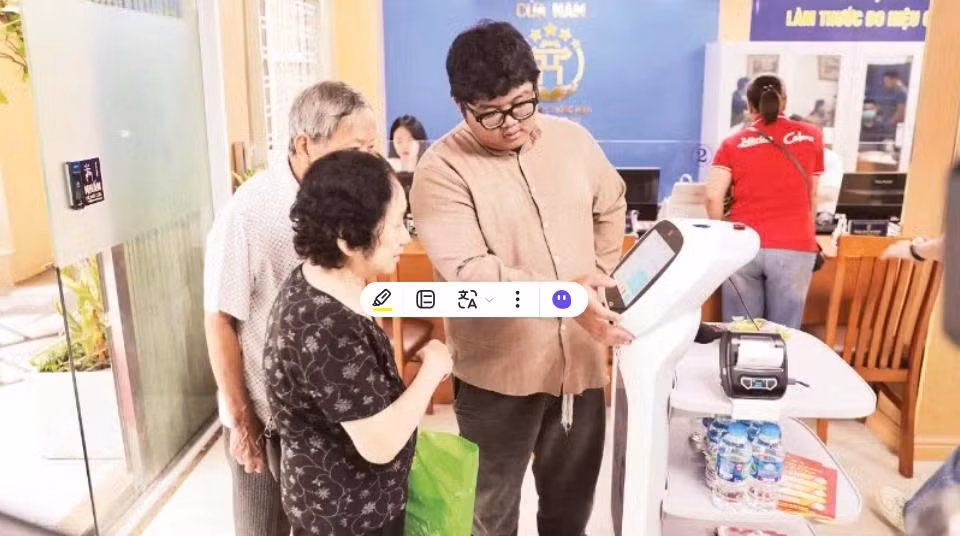 Người dân làm các thủ tục tại điểm phục vụ hành chính công phường Cửa Nam, thành phố Hà Nội. (Ảnh: KHÁNH AN)