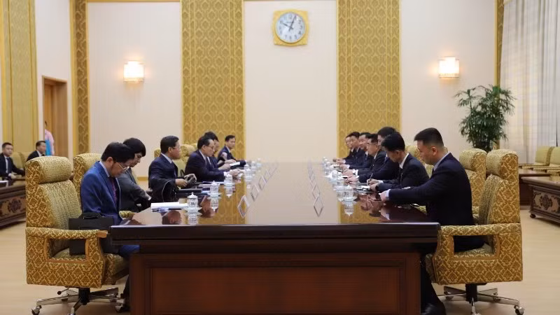 Đồng chí Lê Hoài Trung, Ủy viên Bộ Chính trị, Bộ trưởng Ngoại giao Việt Nam tại cuộc làm việc với đồng chí Kim Song Nam, Ủy viên Bộ Chính trị, Bí thư Trung ương Đảng, Trưởng Ban Quốc tế Đảng Lao động Triều Tiên. (Ảnh: TTXVN)