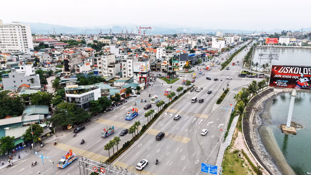 Các xe diễn diễu qua khu vực đường quốc lộ 18.