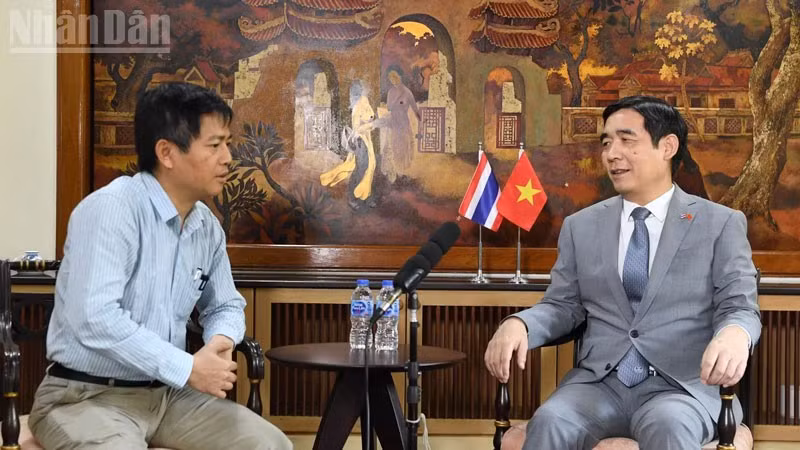 Đại sứ Việt Nam tại Thái Lan Phạm Việt Hùng (bên phải) trả lời phỏng vấn phóng viên Báo Nhân Dân thường trú tại Thái Lan. (Ảnh: MINH THẮNG)