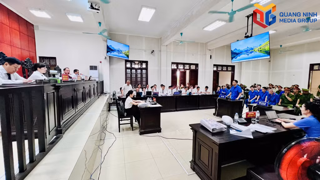 Phiên tòa chiều 14/5.