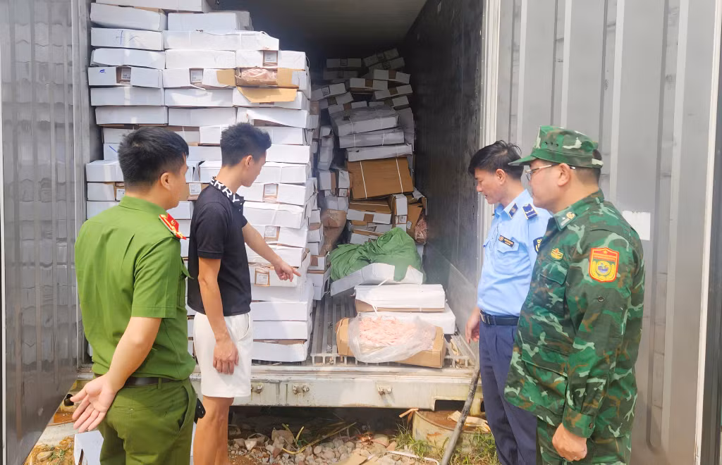 Lực lượng chức năng khám kho đông lạnh chứa 10.500 kg chân gà không rõ nguồn gốc ở xã Hải Sơn, tỉnh Quảng Ninh.