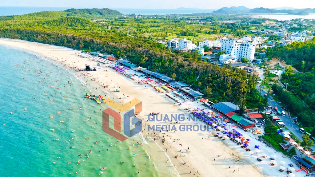 Bãi tắm Minh Châu thu hút đông du khách dịp nghỉ lễ (5-2026). Ảnh: Mạnh Trường