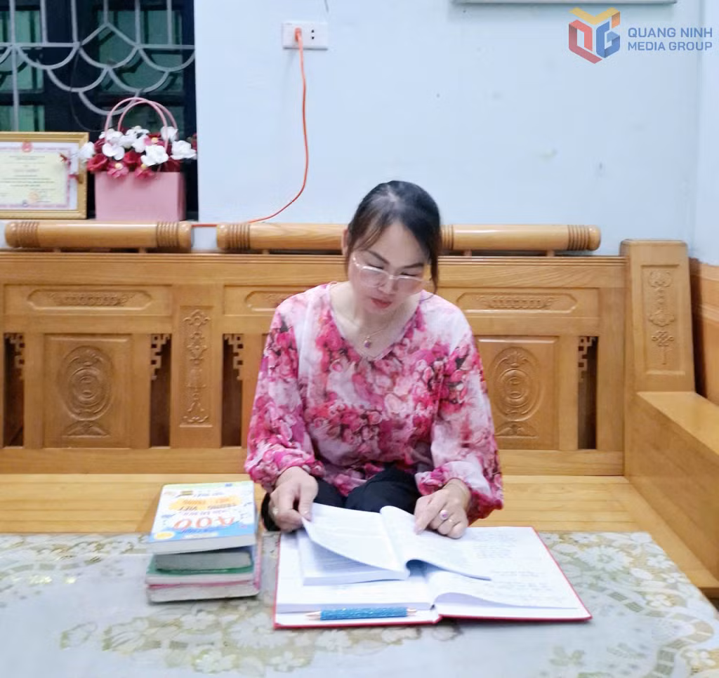 Chị Hoàng Thị Hải Yến, Phó Trưởng ban Công tác Mặt trận, thành viên Tổ hòa giải khu phố Hà Tu 5 ( Phường Hà Tu).