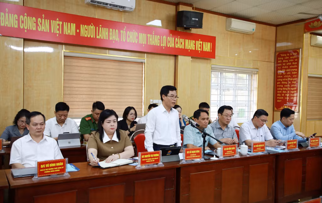 Đồng chí Đỗ Mạnh Hùng, Bí thư Đảng ủy phường Quang Hanh, phát biểu tại buổi làm việc.