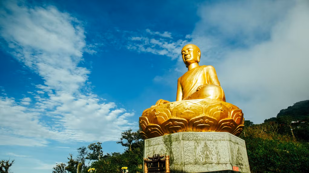 Giữa ngàn xanh Yên Tử, Bảo tượng Phật hoàng Trần Nhân Tông là biểu tượng của cõi thiền thanh tịnh và tinh thần nhập thế của Phật giáo Trúc Lâm Việt Nam.
