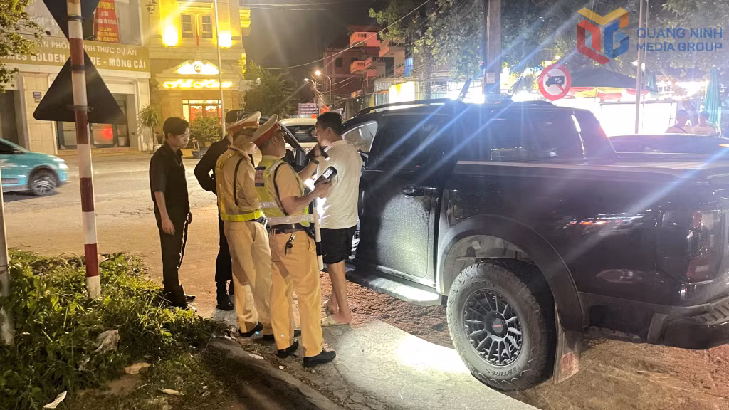 Nhiều trường hợp lái xe vi phạm nồng độ cồn di chuyển vào các tuyến đường trong khu dân cư thuộc phường Móng Cái 1 đã được tổ QN -14 do đội CSGT đường bộ số 3 chủ trì phát hiện, ngăn chặn.